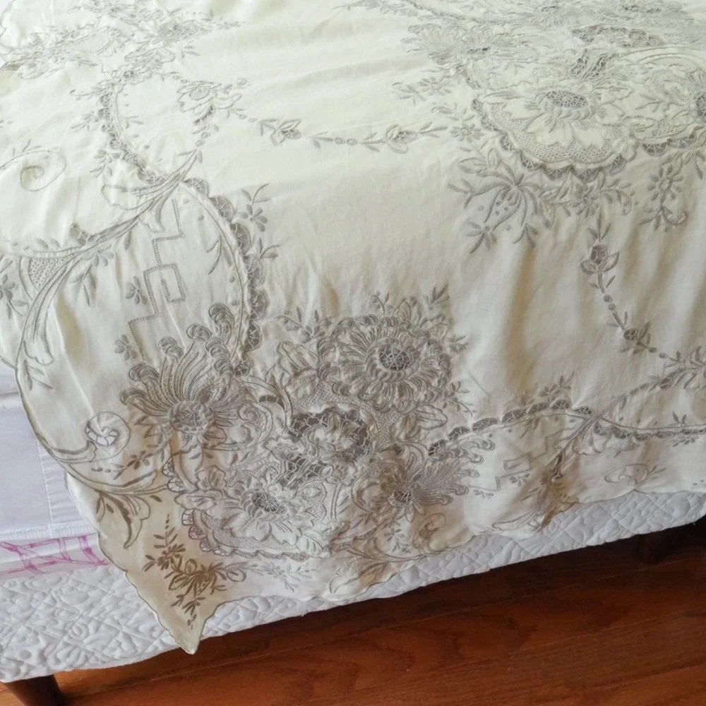 Vintage Madiera Embroidered Tablecloth Large Cutwork Lace Cream Floral 98 x 62